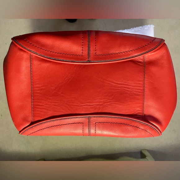 NWT COACH TOTE with Dust Bag    JULIANNE TOTE   AURA ORANGE   Gold tone metal - Picture 4 of 16